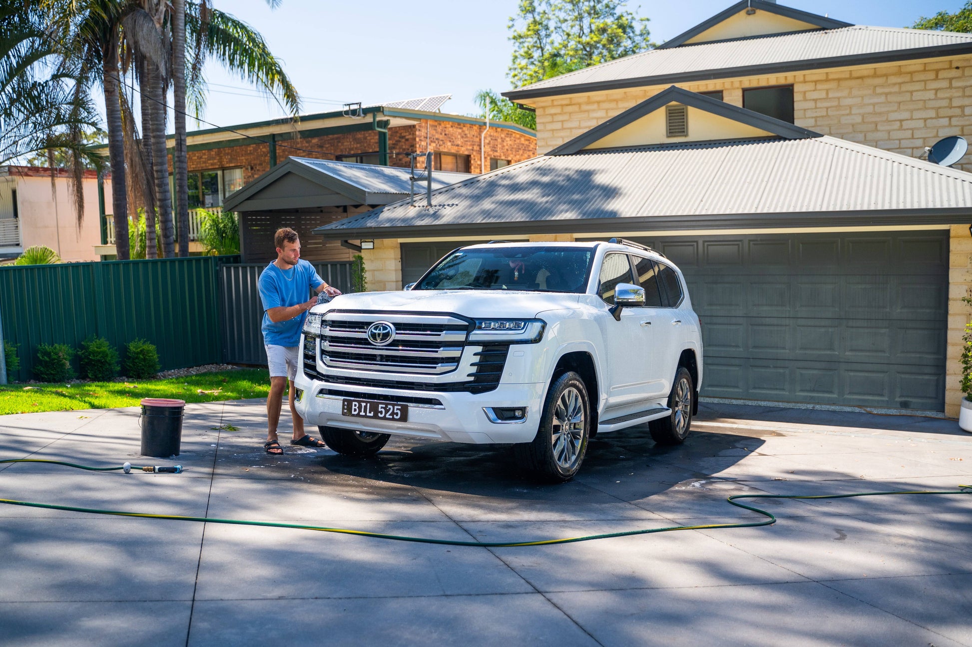 Washing a Toyota LandCruiser using Clarity  1250mL Shampoo + 750mL Glass Cleaner to achieve a perfect finish.