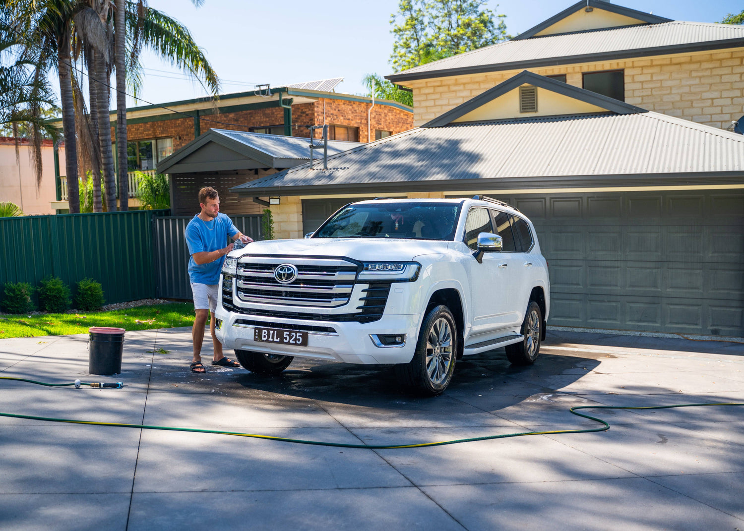 Washing a Toyota LandCruiser using Clarity  1250mL Shampoo + 750mL Glass Cleaner to achieve a perfect finish.